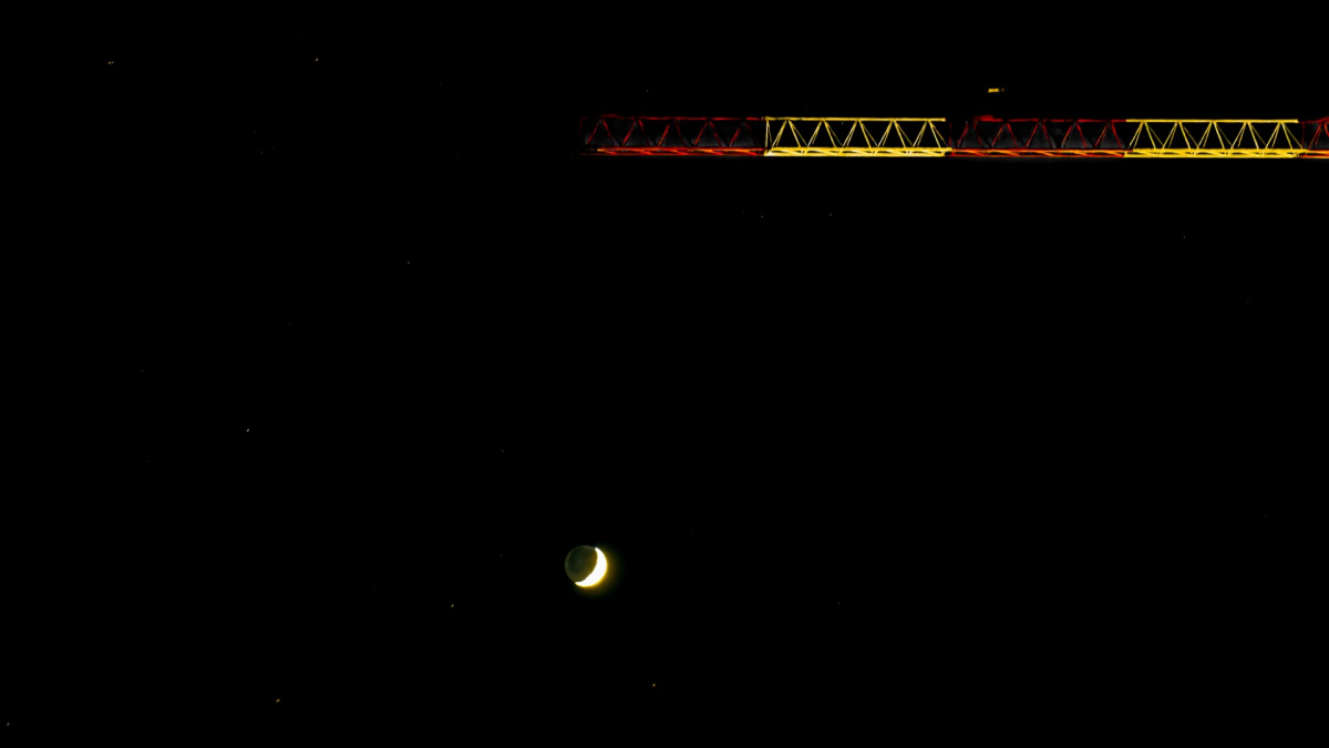 La grúa que sostiene la luna
