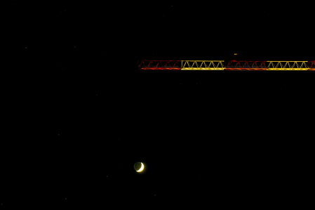 La grúa que sostiene la luna.