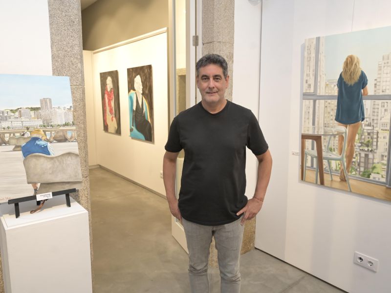 Roberto Díaz, junto a algunas de sus obras, en la Casa Museo Picasso
