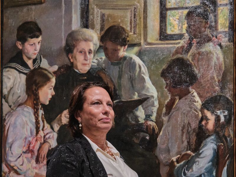 Alicia Alvarez de Sotomayor ante el cuadro 'Abuela y nietos'