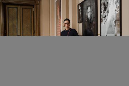Mary McCartney fotografiada en la Galería Rudolfinum de Praga, edificio emblemático de finales del siglo XIX, antes de inaugurar la exposición