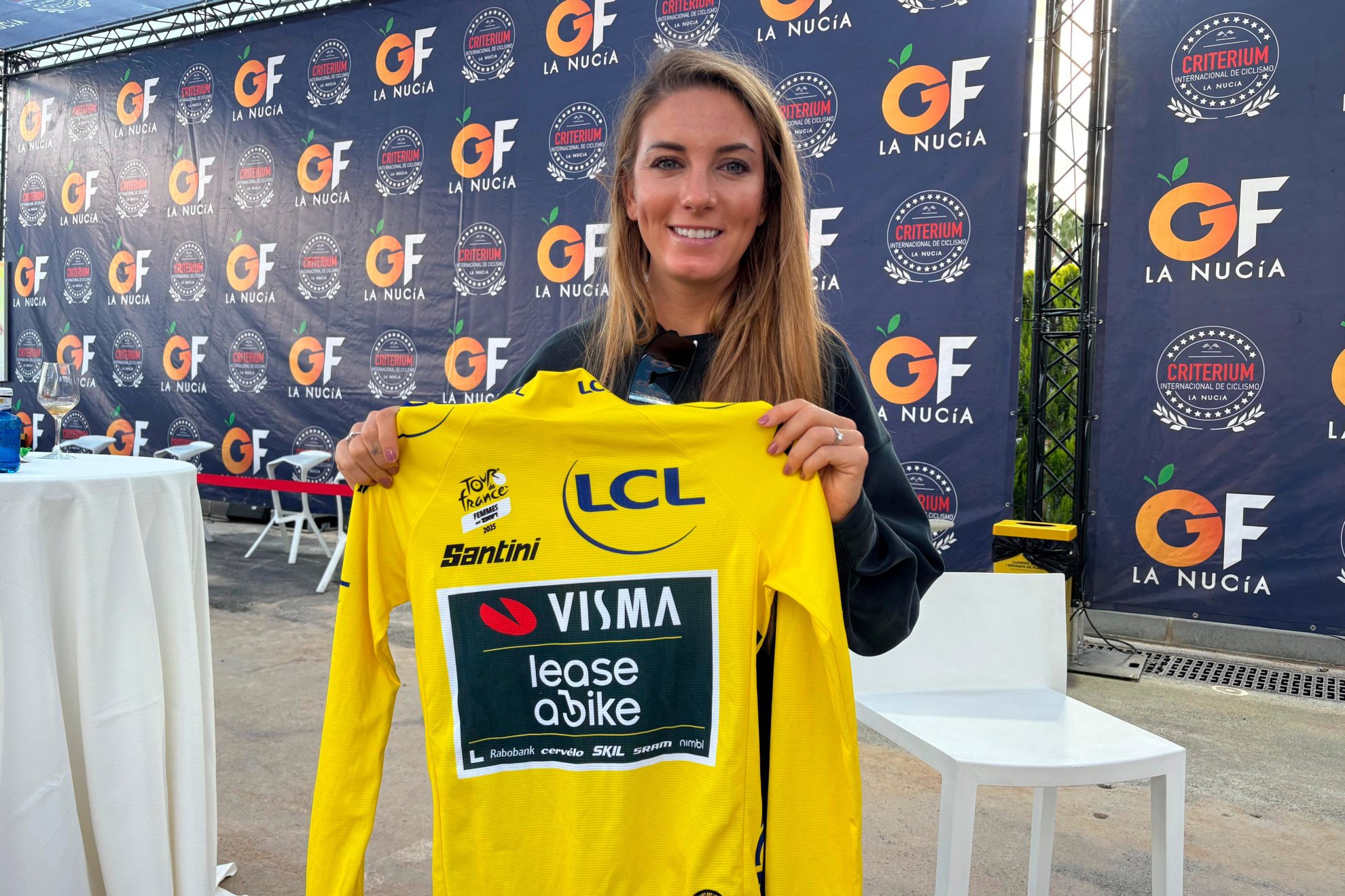 La ciclista francesa Pauline Ferrand - Prévot posa con el maillot amarillo del Tour de Francia 2025.