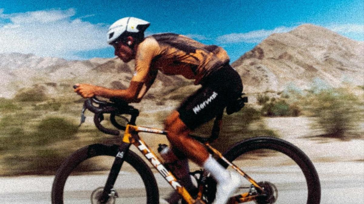 Kilian Jornet regala la bici con la que hizo historia en su último desafío