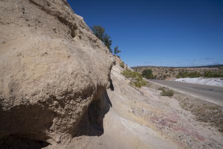 La ruta discurre entre inmensas rocas y bosques.