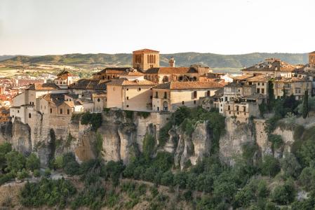 Las famosas Casas Colgadas de Cuenca son el origen y final de nuestra ruta.