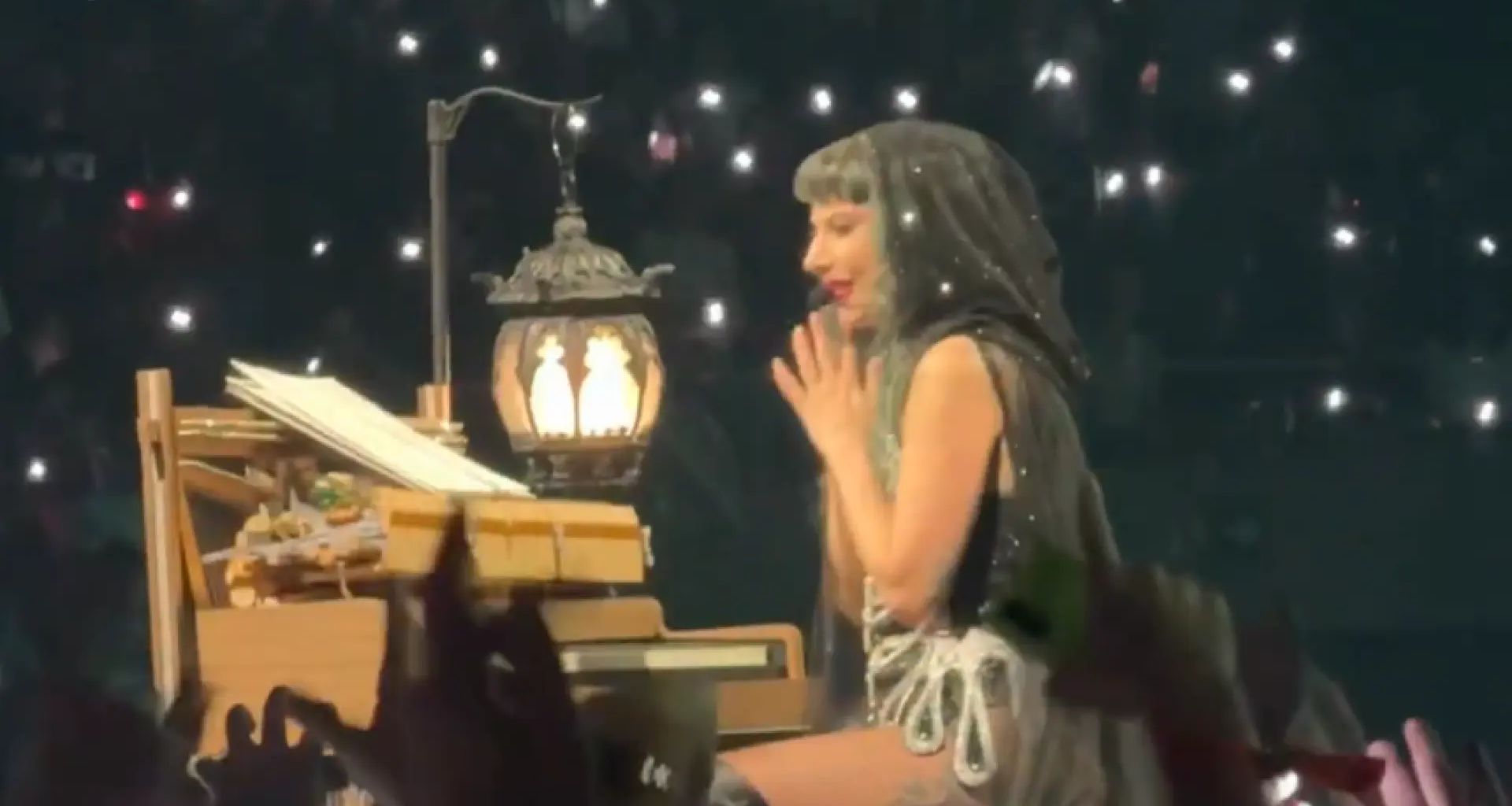 Lady Gaga se emociona ante los gritos de "reina y reina; y guapa y guapa" del Palau Sant Jordi de Barcelona