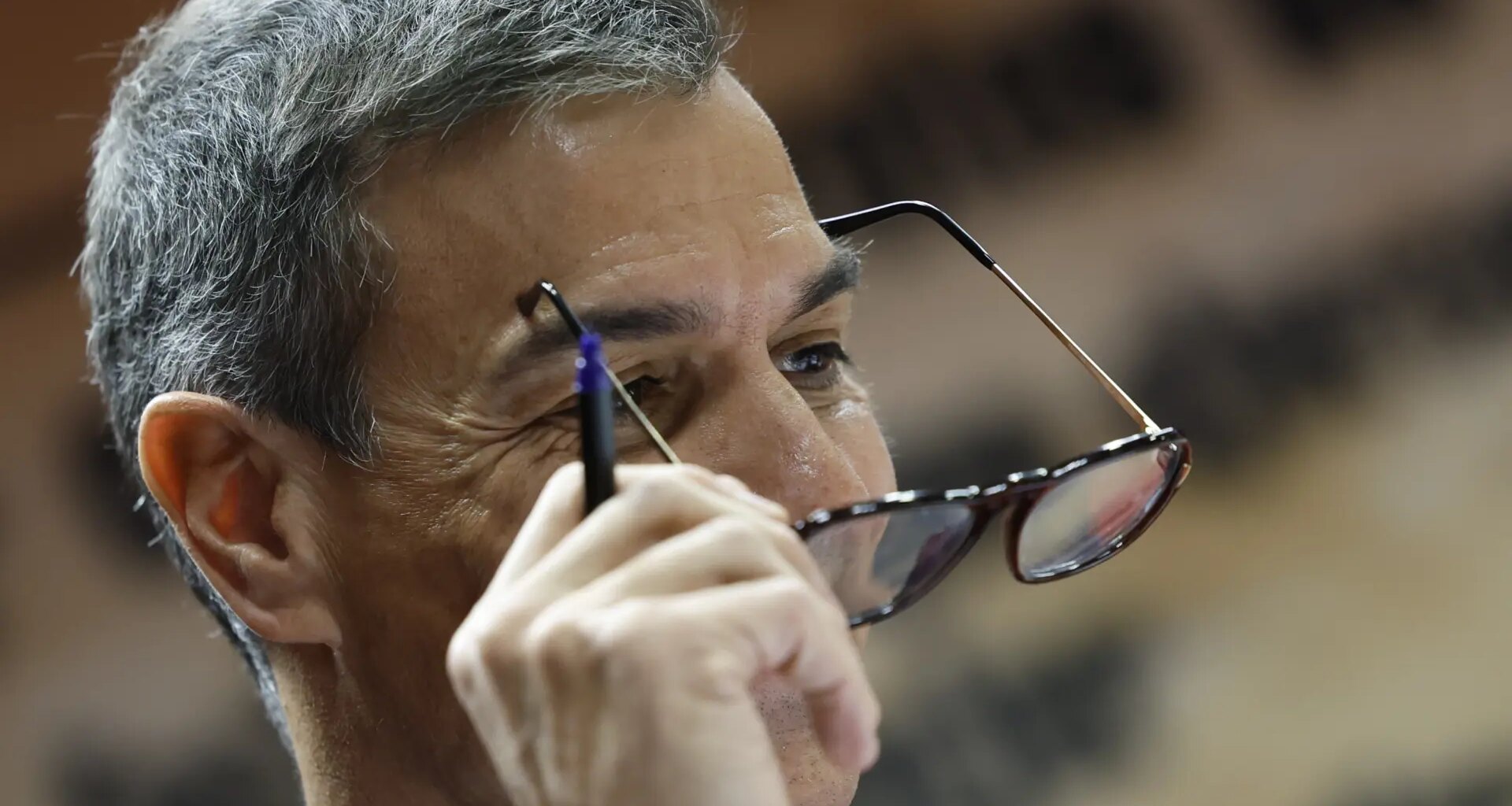 Sánchez revela la tienda donde compró sus gafas ante la avalancha de memes tras su declaración