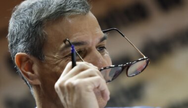 Sánchez revela la tienda donde compró sus gafas ante la avalancha de memes tras su declaración