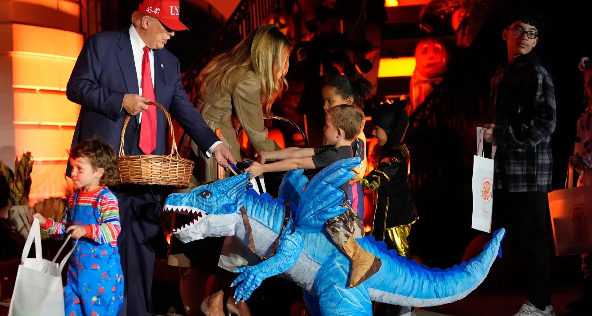 Trump y Melania se convierten en anfitriones del Halloween y entregan dulces a decenas de niños disfrazados en la Casa Blanca
