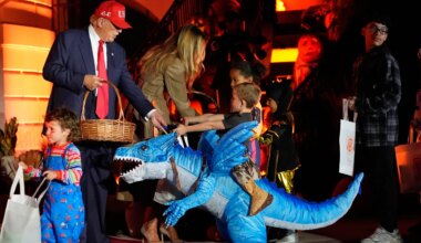Trump y Melania se convierten en anfitriones del Halloween y entregan dulces a decenas de niños disfrazados en la Casa Blanca
