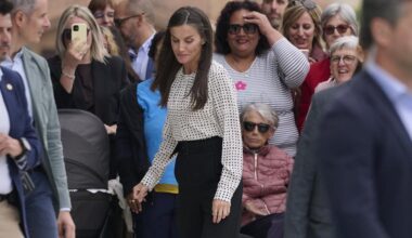 Frialdad en la reina y gritos de &quot;monarquía kanpora&quot;