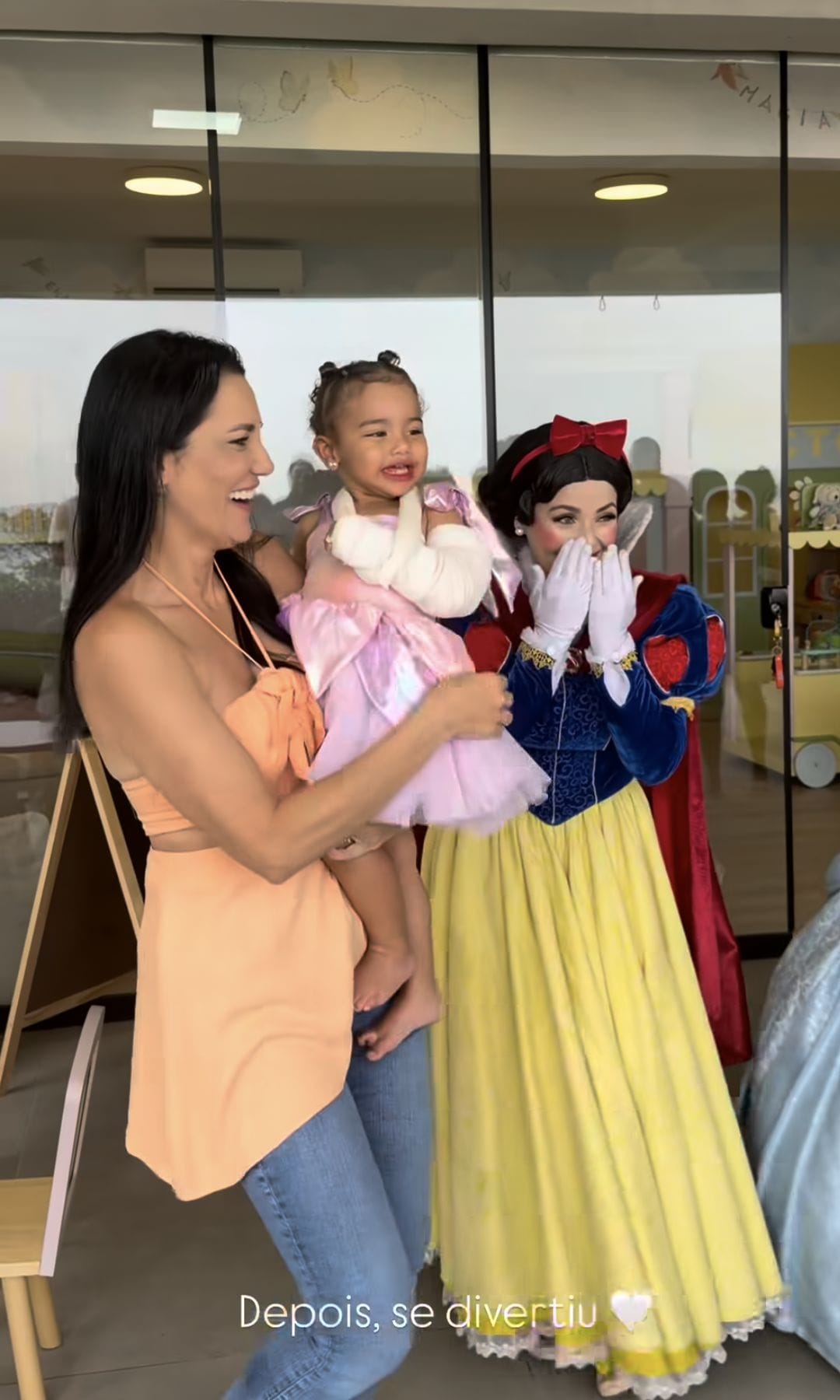 Mavie fue la más divertida en este segundo festejo, sin importar que tenía una pequeña molestia en el brazo. 