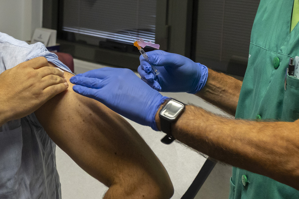 La campaña de la gripe arranca con el reto de vacunar al menos al 75% de la población diana