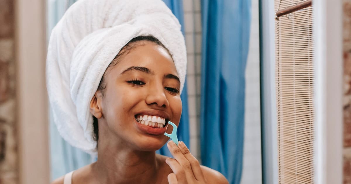 El uso diario de hilo dental podría prevenir enfermedades cardíacas y crónicas, según especialistas