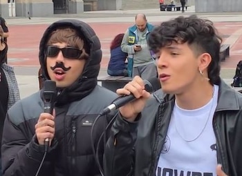 Luck Ra —al principio camuflado—