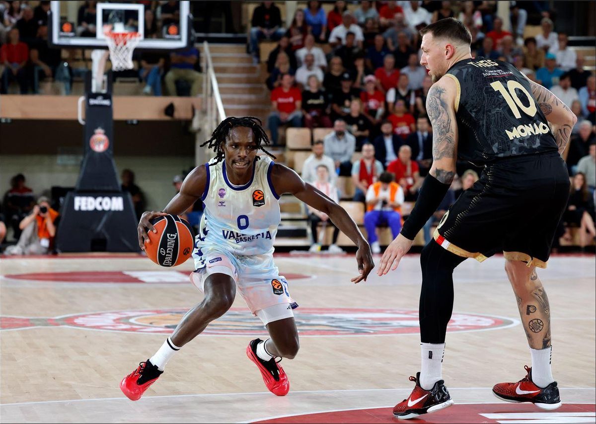 Daniel Theis, ante un Brancou Badio que lideró la reacción taronja tras el descanso.