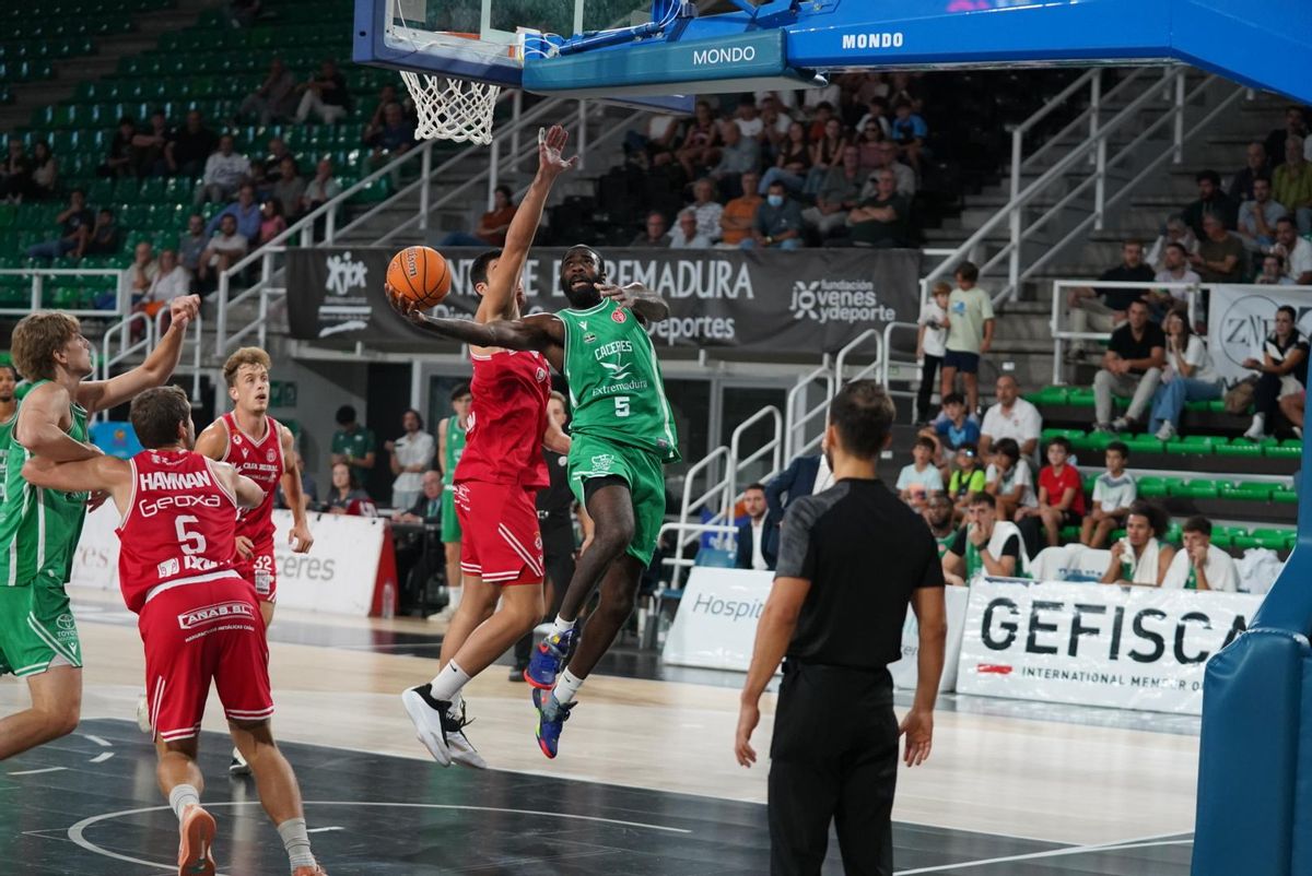 DJ Foreman entra a canasta.