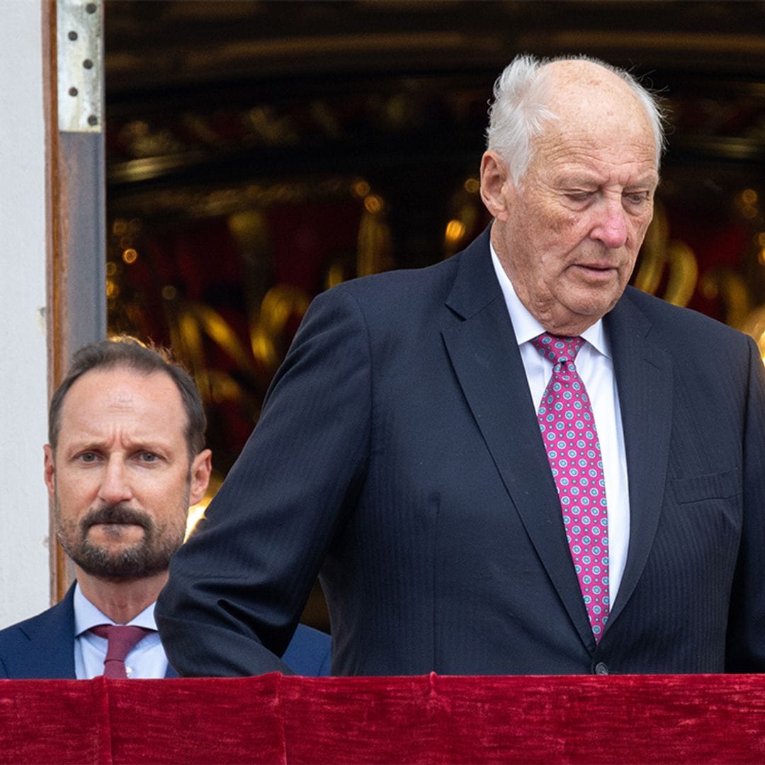 El príncipe Haakon tras los pasos del rey Harald en unas imágenes que se tomaron en el Palacio Real de Oslo en plena polémica por el 'Caso Marius'