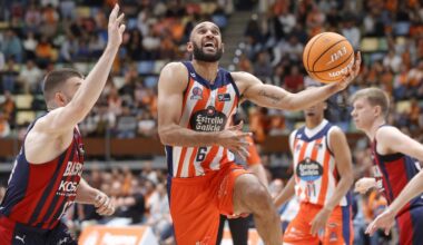 Phil Scrubb entra a canasta en un duelo de la pasada temporada frente al Baskonia..