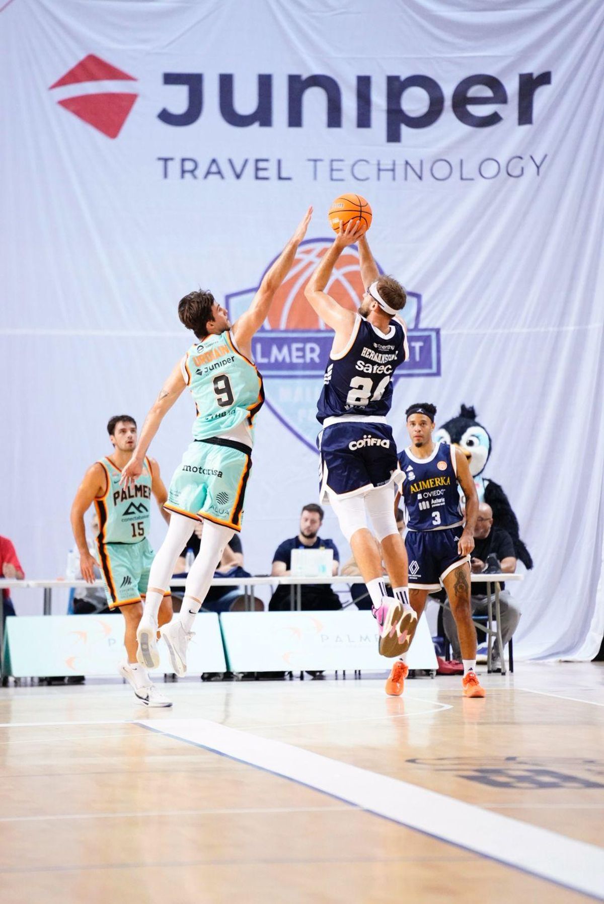 Calvin Hermanson lanza a canasta en el partido ante el Palmer Basket Mallorca Palma