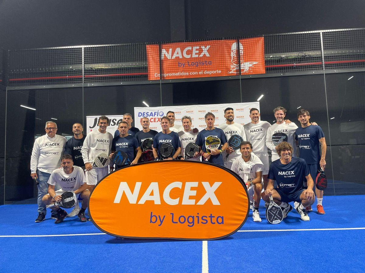 Foto de familia de los participantes en el Desafío Nacex previo al clásico.