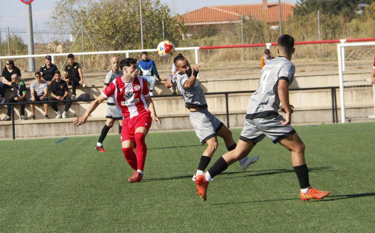 Viti cabecea un balón, este sábado en el No Name -Zamora B | VÍCTOR GARRIDO