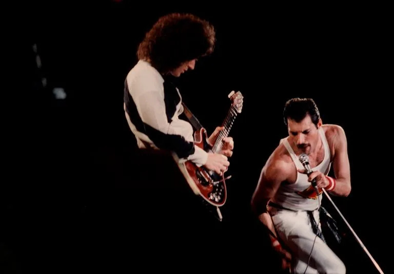 Brian May y Freddie Mercury en escena