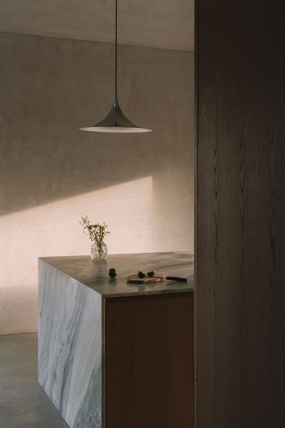 casa de vacaciones una sola planta flota sobre el terreno, tiene un tejado a dos aguas y oculos disenados con un modelo en 3d