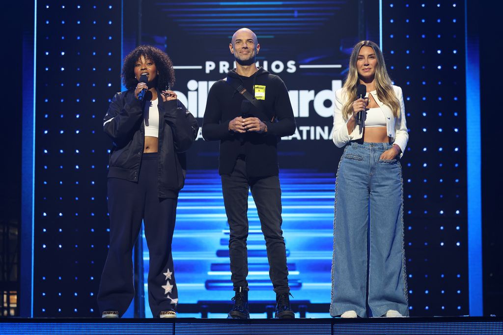 Goyo, Javier Poza y Elizabeth Gutiérrez durante los ensayos como hosts de los Premios Billboard de la Música Latina 2025