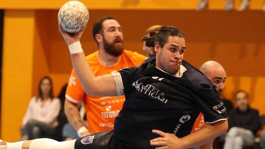 Sergio Torío, en una acción frente al Eivissa.