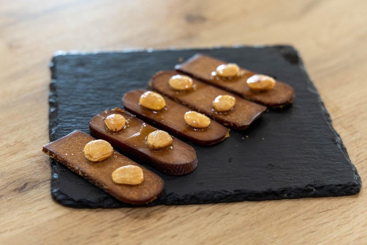 Lama de hueva de Mujol con almendra marcona.