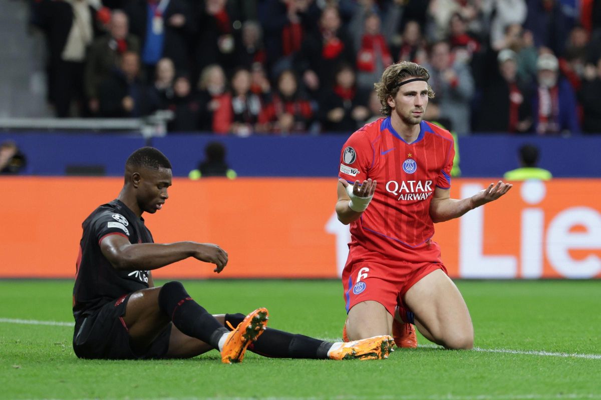 Zabarnyi se lamenta tras cometer el segundo penalti del partido