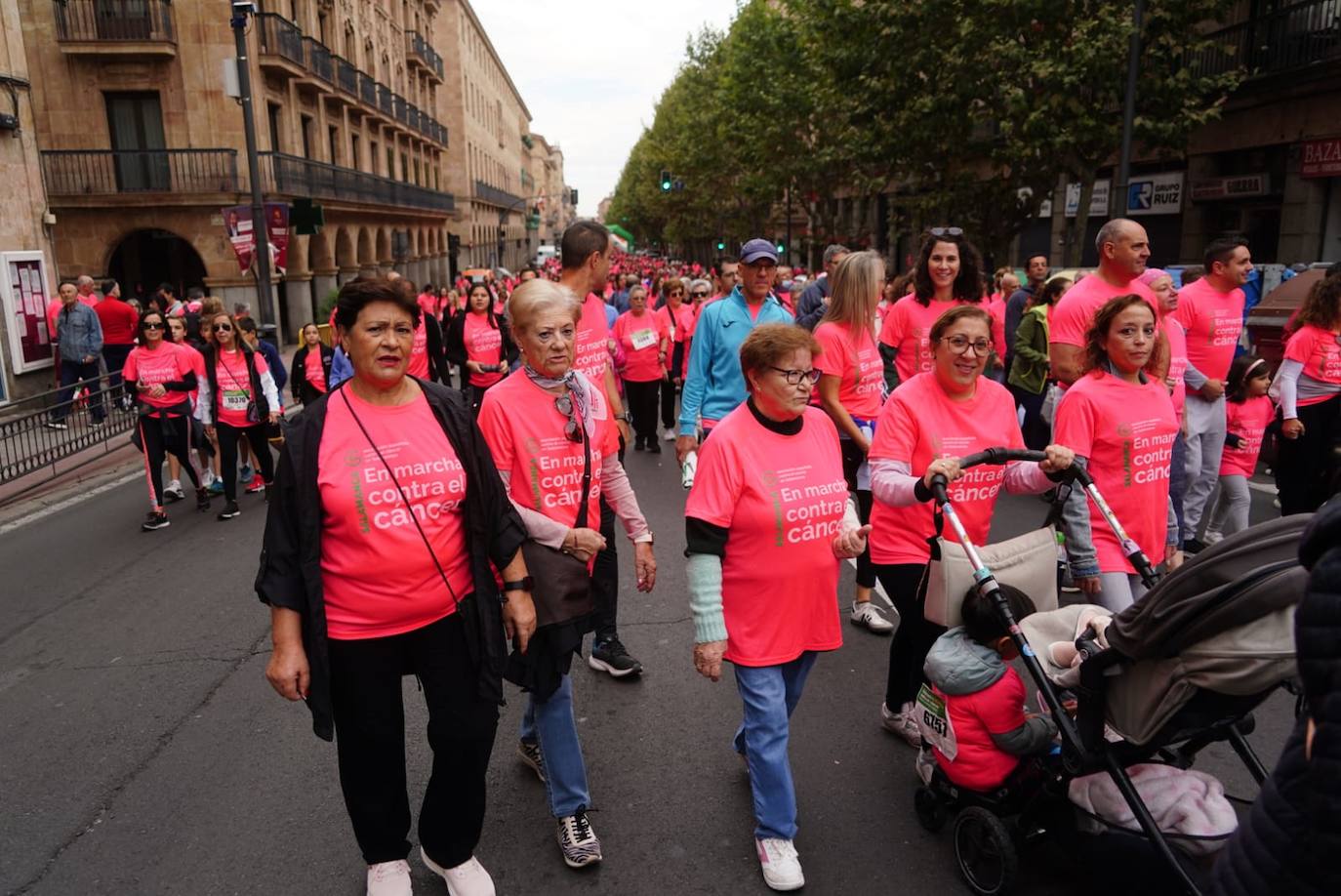 Salamanca 'se tiñe' de rosa por el cáncer