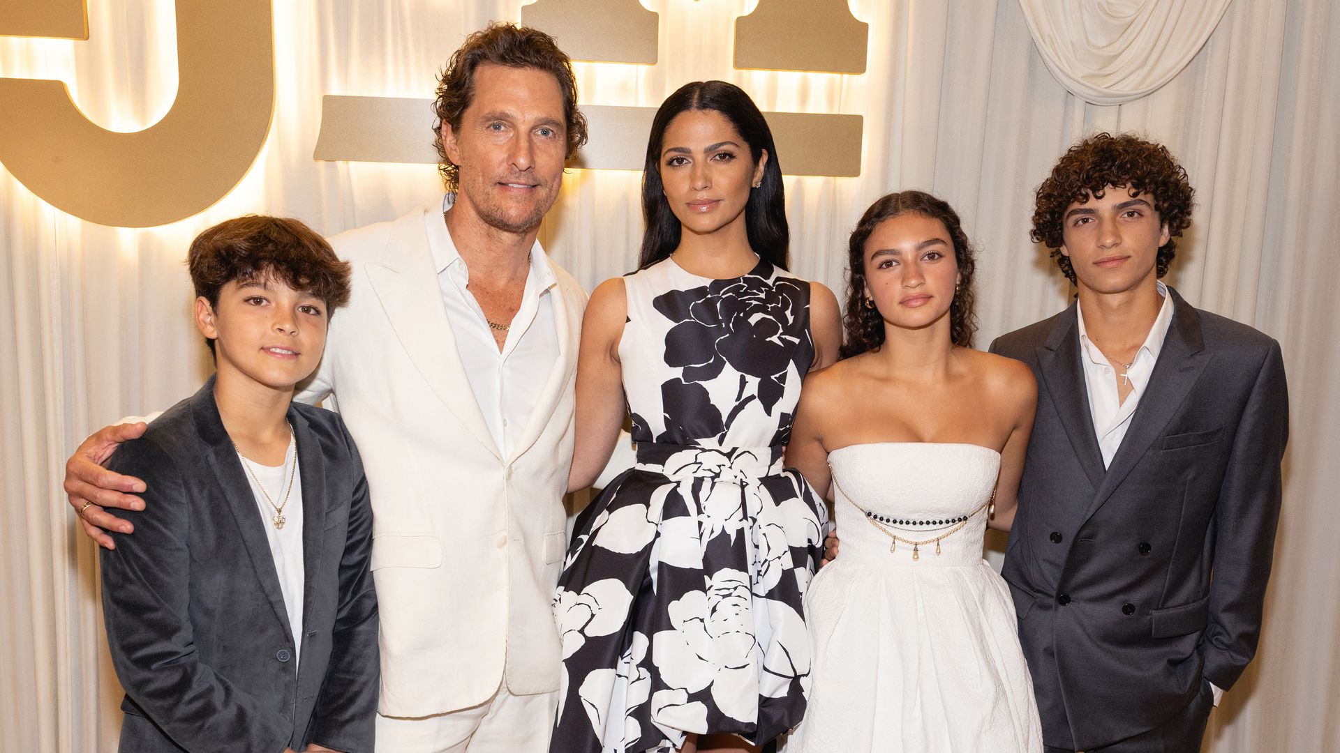 Matthew McConaughey, junto a su mujer, Camila Alves, y sus tres hijos, Livingston (a la izquierda), Vida y Levi