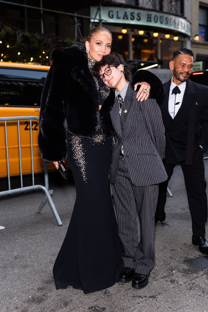 Jennifer Lopez y Emme en el estreno de Othello en el Barrymore Theater de Nueva York, el 23 de marzo de 2025
