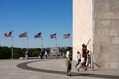 Turistas, este miércoles, en el recinto del monumento a Washington, en la capital estadounidense.