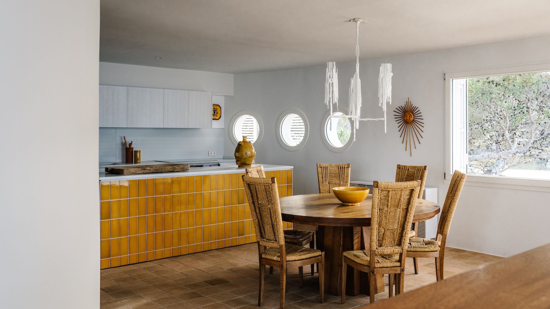 Cocina con frente de azulejos