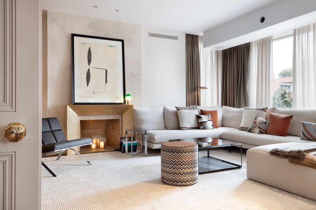 Salón con chimenea y sofá en forma de U