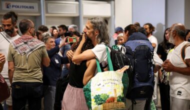 Los españoles de la Flotilla denuncian malos tratos por parte de Israel: "Nos han golpeado, arrastrado por el suelo y atado de pies y manos" | Internacional