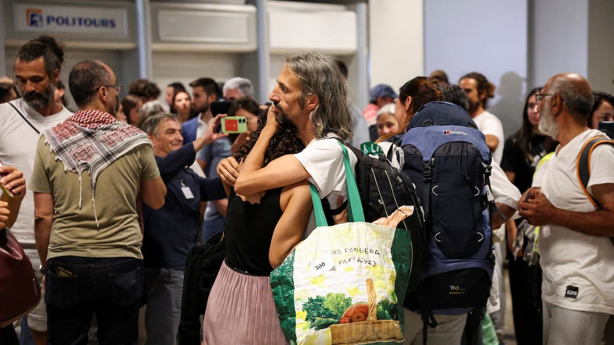 Los españoles de la Flotilla denuncian malos tratos por parte de Israel: "Nos han golpeado, arrastrado por el suelo y atado de pies y manos" | Internacional