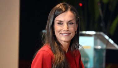 vestido con guiño a Leonor y tacones anchos