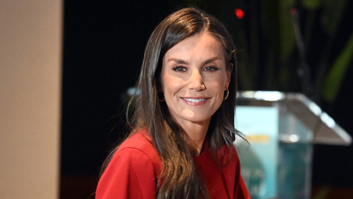 vestido con guiño a Leonor y tacones anchos