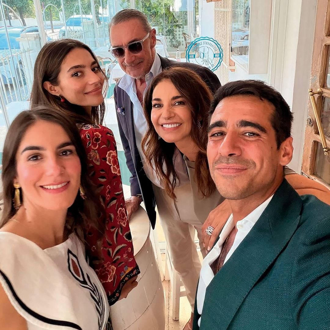 La pareja posa junto a los padres del novio, Carlos Herrera y Mariló Montero, y su hermana, Rocío Crusset