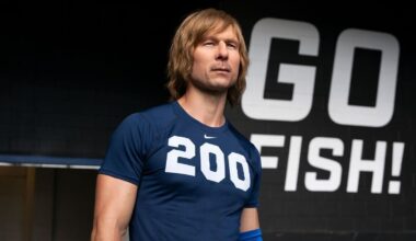 Los fans de 'Ted Lasso' tienen nueva serie de cabecera en Disney+ con un Glen Powell irreconocible