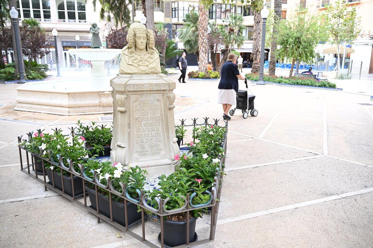 El busto se encuentra algo más protegido ahora para evitar actos vandálicos