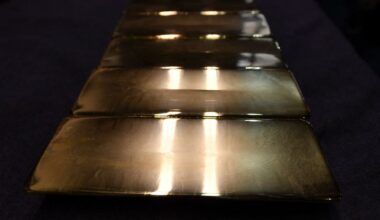 Oro sube por los riesgos geopolíticos y antes de datos de inflación en EEUU