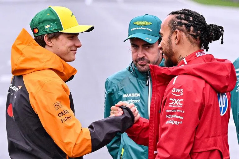 Osca Piastri saluda a Lewis Hamilton y Fernando Alonso