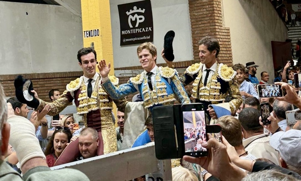 César Jiménez abandonó el coso en hombros.