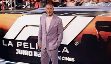 Traje rosa de lino y playera gris portó ante sus cientos de fans mexicanos. Foto: Fernanda Rojas / EL UNIVERSAL