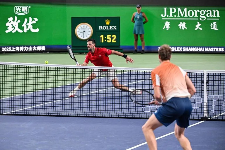 Novak Djokovic tuvo que esforzarse mucho para vencer al alemán Yannick Hanfmann en Shanghai 
